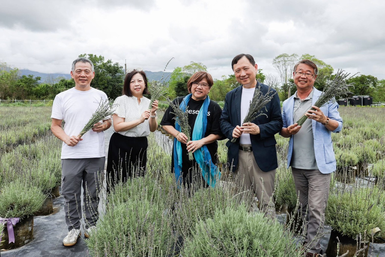 芙彤園團隊於薰衣草田合影